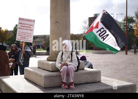 Leicester, Leicestershire, Großbritannien. Oktober 2023. Ein Demonstrant hält während einer pro-palästinensischen Demonstration eine palästinensische Flagge. Zehntausende pro-palästinensischer Demonstranten haben sich in London und im ganzen Vereinigten Königreich zu Kundgebungen versammelt, die auf ein Ende der israelischen Angriffe in Gaza drängen. Credit Darren Staples/Alamy Live News. Stockfoto