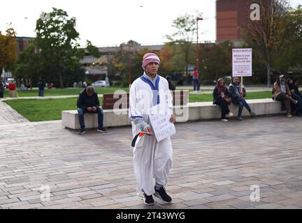 Leicester, Leicestershire, Großbritannien. Oktober 2023. Ein Demonstrant hält während einer pro-palästinensischen Demonstration ein Plakat. Zehntausende pro-palästinensischer Demonstranten haben sich in London und im ganzen Vereinigten Königreich zu Kundgebungen versammelt, die auf ein Ende der israelischen Angriffe in Gaza drängen. Credit Darren Staples/Alamy Live News. Stockfoto