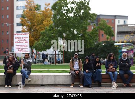 Leicester, Leicestershire, Großbritannien. Oktober 2023. Ein Demonstrant hält während einer pro-palästinensischen Demonstration ein Plakat. Zehntausende pro-palästinensischer Demonstranten haben sich in London und im ganzen Vereinigten Königreich zu Kundgebungen versammelt, die auf ein Ende der israelischen Angriffe in Gaza drängen. Credit Darren Staples/Alamy Live News. Stockfoto