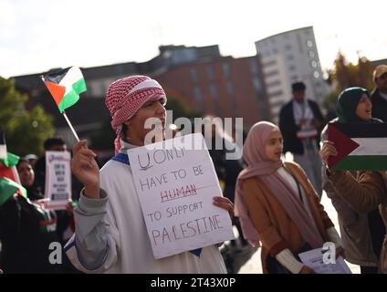 Leicester, Leicestershire, Großbritannien. Oktober 2023. Ein Demonstrant hält während einer pro-palästinensischen Demonstration ein Plakat. Zehntausende pro-palästinensischer Demonstranten haben sich in London und im ganzen Vereinigten Königreich zu Kundgebungen versammelt, die auf ein Ende der israelischen Angriffe in Gaza drängen. Credit Darren Staples/Alamy Live News. Stockfoto