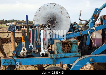 28. Oktober 23, Prestwick, Großbritannien. Die 59. Schottische Pflugmeisterschaft, die auf mehr als 200 Hektar Montonhill Farm in der Nähe von Prestwick, Ayrshire, Schottland, Großbritannien, ausgetragen wurde. mehr als 100 internationale Teilnehmer, darunter Shire- und Clydesdale-Pferde, europäische klassische und alte Traktoren und Pflüge sowie moderne Traktoren mit Pflügen. Die Gewinner erhalten Qualifikationspunkte und können an der Weltmeisterschaft im Pflügen teilnehmen. Quelle: Findlay/Alamy Live News Stockfoto