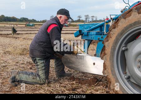 28. Oktober 23, Prestwick, Großbritannien. Die 59. Schottische Pflugmeisterschaft, die auf mehr als 200 Hektar Montonhill Farm in der Nähe von Prestwick, Ayrshire, Schottland, Großbritannien, ausgetragen wurde. mehr als 100 internationale Teilnehmer, darunter Shire- und Clydesdale-Pferde, europäische klassische und alte Traktoren und Pflüge sowie moderne Traktoren mit Pflügen. Die Gewinner erhalten Qualifikationspunkte und können an der Weltmeisterschaft im Pflügen teilnehmen. Quelle: Findlay/Alamy Live News Stockfoto