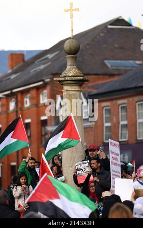 Leicester, Leicestershire, Großbritannien. Oktober 2023. Demonstranten schwenken Flaggen während einer pro-palästinensischen Demonstration. Zehntausende pro-palästinensischer Demonstranten haben sich in London und im ganzen Vereinigten Königreich zu Kundgebungen versammelt, die auf ein Ende der israelischen Angriffe in Gaza drängen. Credit Darren Staples/Alamy Live News. Stockfoto