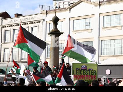 Leicester, Leicestershire, Großbritannien. Oktober 2023. Demonstranten schwenken Flaggen während einer pro-palästinensischen Demonstration. Zehntausende pro-palästinensischer Demonstranten haben sich in London und im ganzen Vereinigten Königreich zu Kundgebungen versammelt, die auf ein Ende der israelischen Angriffe in Gaza drängen. Credit Darren Staples/Alamy Live News. Stockfoto