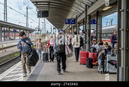 Reisende, Warten, Bahnsteig, Hauptbahnhof, Frankfurt, Hessen, Deutschland Stockfoto