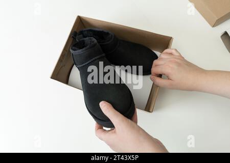 Modische, moderne, kurze UGG-Stiefel aus Schaffell für den Winter. Stockfoto