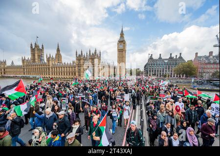 London, Großbritannien. Oktober 2023. Der marsch auf der Westminster Bridge – Palästina-protestmarsch vom Botschafter nach Whitehall. Die große Menschenmenge reagiert auf den jüngsten Ausbruch der Gewalt, und die israelische Reaktion im Gazastreifen und der marsch schien völlig friedlich. Der Protest wurde unter anderem von der Palästinensischen Solidaritätskampagne UK und Friends of Al Aqsa organisiert. Guy Bell/Alamy Live News Stockfoto