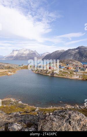 Grönland Landschaft - das inuit Dorf Aappilattoq, mit farbenfrohen Gebäuden am Ende des Prinz Christian Fjord, Grönland Europa. Arktische Reise. Stockfoto