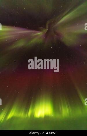 Aurora Borealis oder Nordlichter bei Nacht gesehen, - Magnetosphärenstörung durch Sonnenwind; Grönland, Arktis. - Arctic Travel. Stockfoto