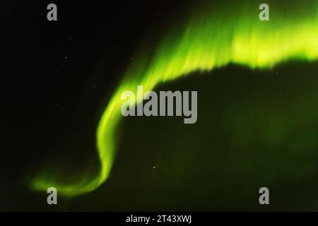 Aurora Borealis oder Nordlichter bei Nacht gesehen, - Magnetosphärenstörung durch Sonnenwind; Grönland, Arktis. - Arctic Travel. Grüner Bandtyp Stockfoto