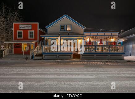 Dawson City, Yukon, Kanada – 06. Oktober 2023: Nachtblick auf Billy Goat’s Restaurant and Pub und die Klondike Experience Company Stockfoto