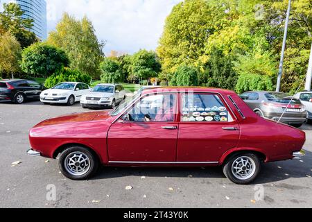 Bukarest, Rumänien, 24. Oktober 2021: Alter, leuchtend roter rumänischer Dacia 1300-Oldtimer im Verkehr im Stadtzentrum an einem sonnigen Herbsttag Stockfoto