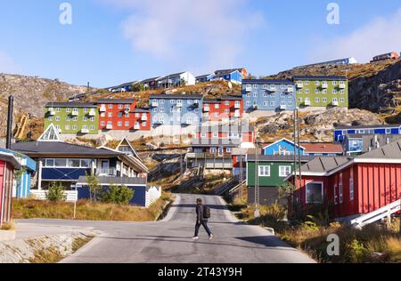 Straßenblick mit bunten Häusern, Qaqortoq Stadt, Qaqortoq, südgrönland, Arktis Stockfoto