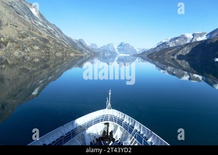 Arctic Cruise; Ein Schiff, das im Sommer im Skjoldungen Fjord, Ostgrönland, fährt; Berge, Eis, Gletscher, Landschaft und blauer Himmel. Arktische Reise. Stockfoto