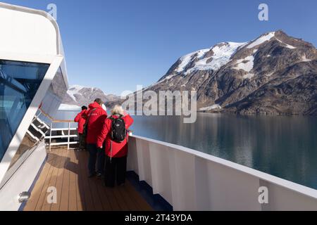 Touristen auf einem Silversea-Kreuzfahrtschiff im Skjoldungen Fjord, Ostgrönland, mit Blick auf die Landschaft. Arktis-Kreuzfahrt, Arctic Travel. Grönland Tourismus Stockfoto