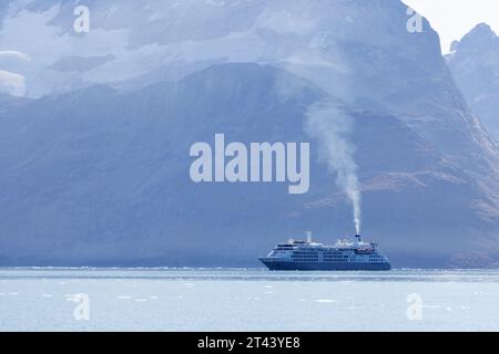 Silversea arktische Bootstour - das Silversea Kreuzfahrtschiff Silver Cloud ankert im Skjoldungen Fjord, Ostgrönland. Arktische Reise. Stockfoto