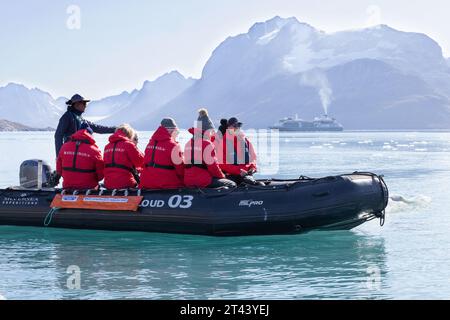 Silversea Kreuzfahrt Arctic Cruise - Passagiere in einem Tierkreiszeichen im Skjoldungen Fjord, Grönland, mit dem Silver Cloud Kreuzfahrtschiff, Arctic Travel Stockfoto