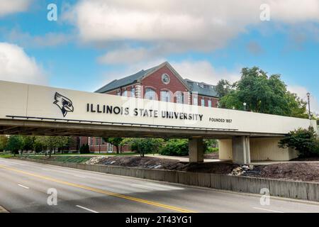 NORMAL, IL, USA - 18. OKTOBER 2023: Eingangsbrücke und Logo auf dem Campus der Illinois State University. Stockfoto