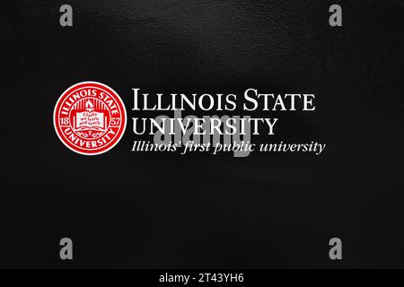 NORMAL, IL, USA - 18. OKTOBER 2023: Logo und Emblem auf dem Campus der Illinois State University. Stockfoto