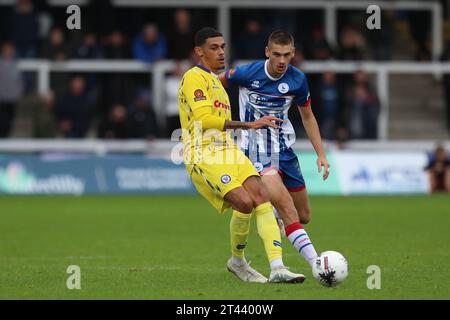 Kairo Mitchell aus Rochdale im Einsatz mit Zak Johnson von Hartlepool United während des Vanarama National League-Spiels zwischen Hartlepool United und Rochdale im Victoria Park, Hartlepool am Samstag, den 28. Oktober 2023. (Foto: Mark Fletcher | MI News) Credit: MI News & Sport /Alamy Live News Stockfoto