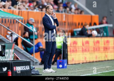 28. Oktober 2023, Bayern, Augsburg: Fußball, Bundesliga, FC Augsburg - VfL Wolfsburg, Spieltag 9, WWK Arena. Trainer Jess Thorup vom FC Augsburg folgt dem Spiel. Foto: Daniel Löb/dpa - WICHTIGER HINWEIS: Gemäß den Vorgaben der DFL Deutsche Fußball Liga und des DFB Deutscher Fußball-Bund ist es verboten, im Stadion und/oder des Spiels aufgenommene Fotografien in Form von Sequenzbildern und/oder videoähnlichen Fotoserien zu verwenden oder verwenden zu lassen. Stockfoto