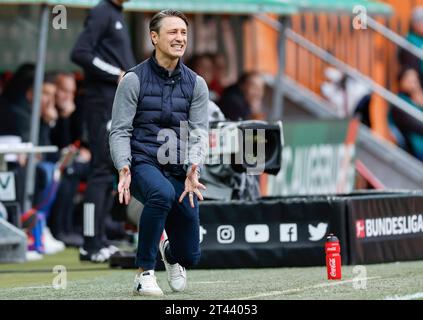 28. Oktober 2023, Bayern, Augsburg: Fußball, Bundesliga, FC Augsburg - VfL Wolfsburg, Spieltag 9, WWK Arena. Trainer Nico Kovac vom VfL Wolfsburg reagiert wütend auf das Spiel. Foto: Daniel Löb/dpa - WICHTIGER HINWEIS: Gemäß den Vorgaben der DFL Deutsche Fußball Liga und des DFB Deutscher Fußball-Bund ist es verboten, im Stadion und/oder des Spiels aufgenommene Fotografien in Form von Sequenzbildern und/oder videoähnlichen Fotoserien zu verwenden oder verwenden zu lassen. Stockfoto