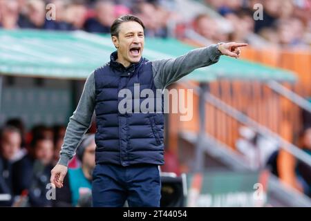 28. Oktober 2023, Bayern, Augsburg: Fußball, Bundesliga, FC Augsburg - VfL Wolfsburg, Spieltag 9, WWK Arena. Trainer Niko Kovac vom VfL Wolfsburg gibt Anweisungen. Foto: Daniel Löb/dpa - WICHTIGER HINWEIS: Gemäß den Vorgaben der DFL Deutsche Fußball Liga und des DFB Deutscher Fußball-Bund ist es verboten, im Stadion und/oder des Spiels aufgenommene Fotografien in Form von Sequenzbildern und/oder videoähnlichen Fotoserien zu verwenden oder verwenden zu lassen. Stockfoto