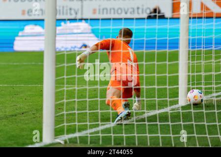 28. Oktober 2023, Bayern, Augsburg: Fußball, Bundesliga, FC Augsburg - VfL Wolfsburg, Spieltag 9, WWK Arena. Augsburger Torhüter Finn Dahmen kann den Elfmeterschuss von Wolfsburgs L. Majer nicht retten. Foto: Daniel Löb/dpa - WICHTIGER HINWEIS: Gemäß den Vorgaben der DFL Deutsche Fußball Liga und des DFB Deutscher Fußball-Bund ist es verboten, im Stadion und/oder des Spiels aufgenommene Fotografien in Form von Sequenzbildern und/oder videoähnlichen Fotoserien zu verwenden oder verwenden zu lassen. Stockfoto