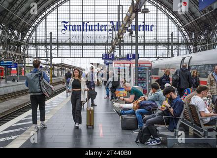 Reisende, Warten, Bahnsteig, Hauptbahnhof, Frankfurt, Hessen, Deutschland *** Reisende, warten, Bahnsteig, Hauptbahnhof, Frankfurt, Hessen, Deutschland Stockfoto