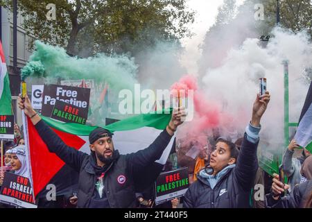 London, Großbritannien. Oktober 2023. Demonstranten in der Nähe der Westminster Bridge. Zehntausende von Menschen marschierten im Zentrum Londons in Solidarität mit Palästina, während sich der Krieg zwischen Israel und Hamas verschärft hat. Quelle: Vuk Valcic/Alamy Live News Stockfoto