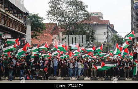 Kuala Lumpur, Malaysia. Oktober 2023. Demonstranten halten palästinensische Fahnen, marschieren in Richtung Botschaft der Vereinigten Staaten von Amerika, um Solidarität mit den Palästinensern in Kuala Lumpur zu zeigen. Die friedliche Kundgebung besteht darin, die Beendigung des israelisch-palästinensischen Konflikts zu fordern. Quelle: SOPA Images Limited/Alamy Live News Stockfoto