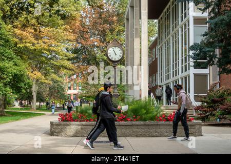 NORMAL, IL, USA - 18. OKTOBER 2023: Unidentified Individuals und Schuluhr auf dem Campus der Illinois State University. Stockfoto