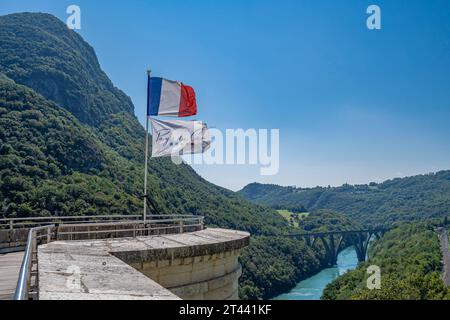 Blick von der oberen Festung der französischen Flagge und Pays de Gex Flagge, die Rhone, den Vuache Berg, den Longeray Viadukt und eine Eisenbahnstrecke Stockfoto