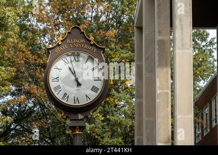 NORMAL, IL, USA - 18. OKTOBER 2023: Schuluhr auf dem Campus der Illinois State University. Stockfoto