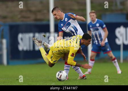 Zak Johnson von Hartlepool United kämpft am Samstag, den 28. Oktober 2023, im Victoria Park, Hartlepool, gegen Kairo Mitchell, während des Vanarama National League-Spiels zwischen Hartlepool United und Rochdale. (Foto: Mark Fletcher | MI News) Credit: MI News & Sport /Alamy Live News Stockfoto