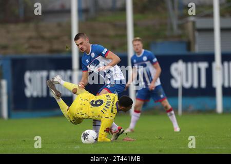 Zak Johnson von Hartlepool United kämpft am Samstag, den 28. Oktober 2023, im Victoria Park, Hartlepool, gegen Kairo Mitchell, während des Vanarama National League-Spiels zwischen Hartlepool United und Rochdale. (Foto: Mark Fletcher | MI News) Credit: MI News & Sport /Alamy Live News Stockfoto