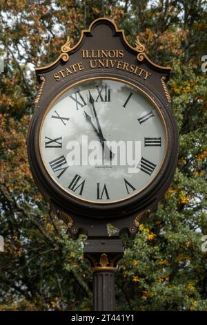 NORMAL, IL, USA - 18. OKTOBER 2023: Schuluhr auf dem Campus der Illinois State University. Stockfoto