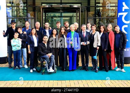 Thomas Koch, Ben Grünberg, Leonhard Scholz, Julian Weigend, Arzu Bazman, Thomas Rühmann, Tan Caglar, Anthony Petrifke, Mai Duong Kieu, Johann Lukas Sickert, Helena Pieske, Karsten Kühn, Andrea Kathrin Loewig, Rolf Becker, Udo Schenk, max Bär, Annett Renneberg, Leslie Vanessa Lill, Christina Petersen und Jascha Rust beim Fanfest 25 Jahre in aller Freundschaft in der Medienstadt Leipzig. Leipzig, 28.10.2023 *** Thomas Koch, Ben Grünberg, Leonhard Scholz, Julian Weigend, Arzu Bazman, Thomas Rühmann, Tan Caglar, Anthony Petrifke, Mai Duong Kieu, Johann Lukas Sickert, Helena Pieske, Karsten Kühn, An Stockfoto