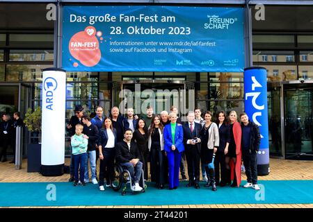 Thomas Koch, Ben Grünberg, Leonhard Scholz, Julian Weigend, Arzu Bazman, Thomas Rühmann, Tan Caglar, Anthony Petrifke, Mai Duong Kieu, Johann Lukas Sickert, Helena Pieske, Karsten Kühn, Andrea Kathrin Loewig, Rolf Becker, Udo Schenk, max Bär, Annett Renneberg, Leslie Vanessa Lill, Christina Petersen und Jascha Rust beim Fanfest 25 Jahre in aller Freundschaft in der Medienstadt Leipzig. Leipzig, 28.10.2023 *** Thomas Koch, Ben Grünberg, Leonhard Scholz, Julian Weigend, Arzu Bazman, Thomas Rühmann, Tan Caglar, Anthony Petrifke, Mai Duong Kieu, Johann Lukas Sickert, Helena Pieske, Karsten Kühn, An Stockfoto