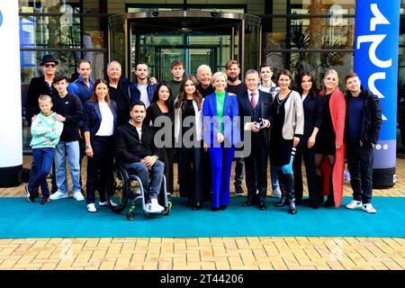 Thomas Koch, Ben Grünberg, Leonhard Scholz, Julian Weigend, Arzu Bazman, Thomas Rühmann, Tan Caglar, Anthony Petrifke, Mai Duong Kieu, Johann Lukas Sickert, Helena Pieske, Karsten Kühn, Andrea Kathrin Loewig, Rolf Becker, Udo Schenk, max Bär, Annett Renneberg, Leslie Vanessa Lill, Christina Petersen und Jascha Rust beim Fanfest 25 Jahre in aller Freundschaft in der Medienstadt Leipzig. Leipzig, 28.10.2023 *** Thomas Koch, Ben Grünberg, Leonhard Scholz, Julian Weigend, Arzu Bazman, Thomas Rühmann, Tan Caglar, Anthony Petrifke, Mai Duong Kieu, Johann Lukas Sickert, Helena Pieske, Karsten Kühn, An Stockfoto