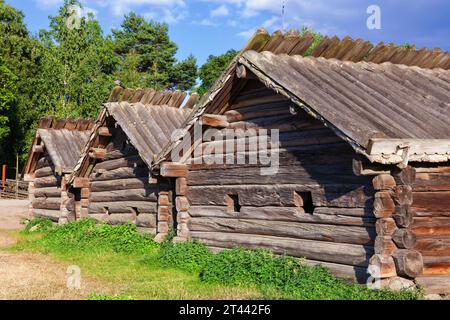 Erhaltene traditionelle Holzhäuser in Skansen, dem ältesten Freilichtmuseum und Zoo Schwedens auf der Insel Djurgarden in Stockholm Stockfoto