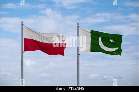 Pakistanische und polnische Flaggen schwenken zusammen auf blauem bewölktem Himmel, zwei Länder-Beziehungskonzept Stockfoto