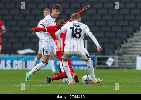 Milton Keynes Dons Max Dean wird von Swindon Town Rushian Hepburn-Murphy während der zweiten Hälfte des Spiels der Sky Bet League 2 zwischen MK Dons und Swindon Town im Stadion MK, Milton Keynes am Samstag, den 28. Oktober 2023, angegriffen. (Foto: John Cripps | MI News) Credit: MI News & Sport /Alamy Live News Stockfoto