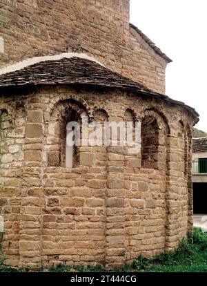 ABSIDE DE LA IGLESIA DE SAN CAPRASIO CONSTRUIDA ENTRE LOS AÑOS 1020 Y 1030 - ROMANICO LOMBARDO. ORT: IGLESIA DE SAN CAPRASIO. SANTA CRUZ DE LA SEROS. HUESCA. SPANIEN. Stockfoto