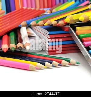 Sammlung von Buntstiften isoliert auf weißem Hintergrund Stockfoto