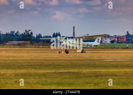 Leszno, Polen - 17. Juni 2023: Antidotum Airshow Leszno 2023 und Show von fliegendem Hubschrauber und Flugzeugen allein und in einer Gruppe Stockfoto