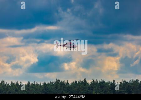 Leszno, Polen - 17. Juni 2023: Antidotum Airshow Leszno 2023 und Show von fliegendem Hubschrauber und Flugzeugen allein und in einer Gruppe Stockfoto