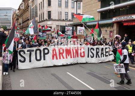 Manchester, Großbritannien. Oktober 2023. Tausende palästinensischer Demonstranten versammelten sich zu einer Massendemonstration in Manchester, Großbritannien. Demonstranten marschierten vom Petersplatz im Stadtzentrum. Fahnen und Banner wurden hoch gehalten und Fackeln abgelassen. Reden wurden vor und nach dem rundmarsch auf dem Petersplatz gehalten. Bild: Garyroberts/worldwidefeatures.com Credit: GaryRobertsphotography/Alamy Live News Stockfoto