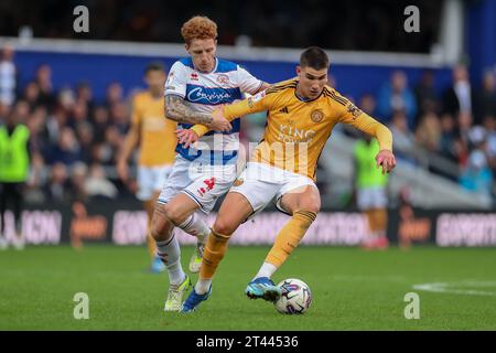 London, Großbritannien. Oktober 2023. Queens Park Rangers Mittelfeldspieler Jack Colback (4) Leicester City Mittelfeldspieler Cesare Casadei (7) Kampf während des SKY BET-Spiels der Queens Park Rangers gegen Leicester City EFL Championship im MATRADE Loftus Road Stadium, London, Großbritannien am 28. Oktober 2023 Credit: Every Second Media/Alamy Live News Stockfoto