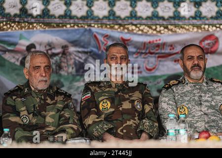 Nasr Abad, Isfahan, Iran. Oktober 2023. Generalmajor ABDOLRAHIM MOUSAVI (C), Oberbefehlshaber der Armee der Islamischen Republik Iran, während einer Bodentruppenübung. Angesichts der zunehmenden Spannungen im Nahen Osten aufgrund des anhaltenden Konflikts zwischen Israel und der Hamas kündigte die iranische Armee am 27. Oktober den Beginn einer "massiven militärischen Übung" in der zentralen Region des Landes an, um die Kampffähigkeiten zu bewerten und neue Waffen zu testen. (Kreditbild: © Iranian Army Office via ZUMA Press Wire) NUR REDAKTIONELLE VERWENDUNG! Nicht für kommerzielle ZWECKE! Quelle: ZUMA Press, Inc./Alamy Live News Stockfoto